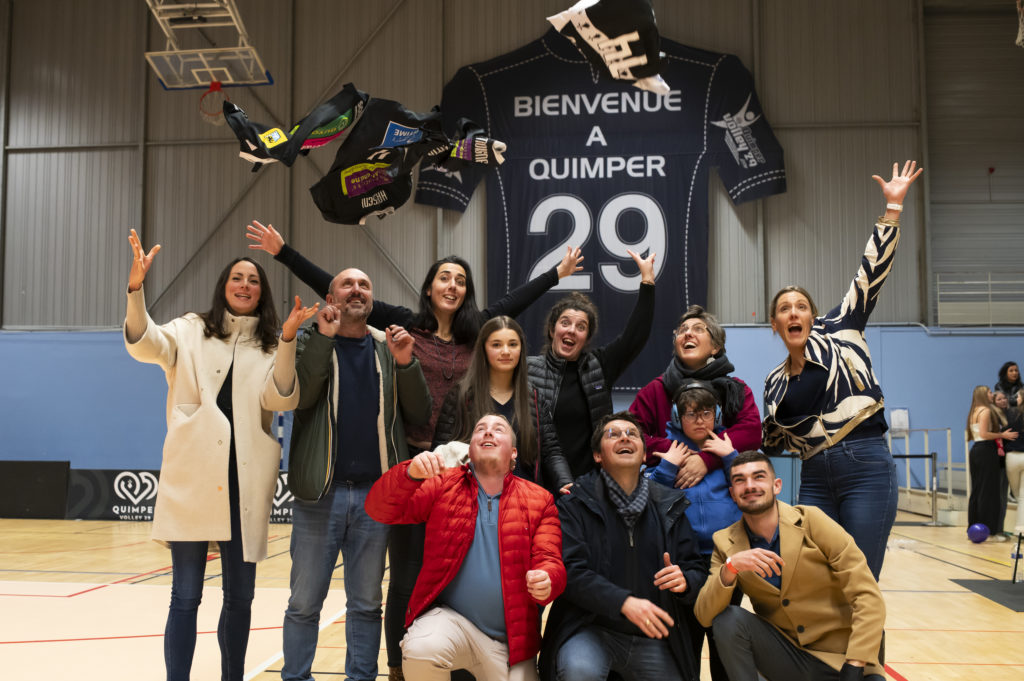Remise des maillots aux gagnants. Loisirs Pluriel Quimper